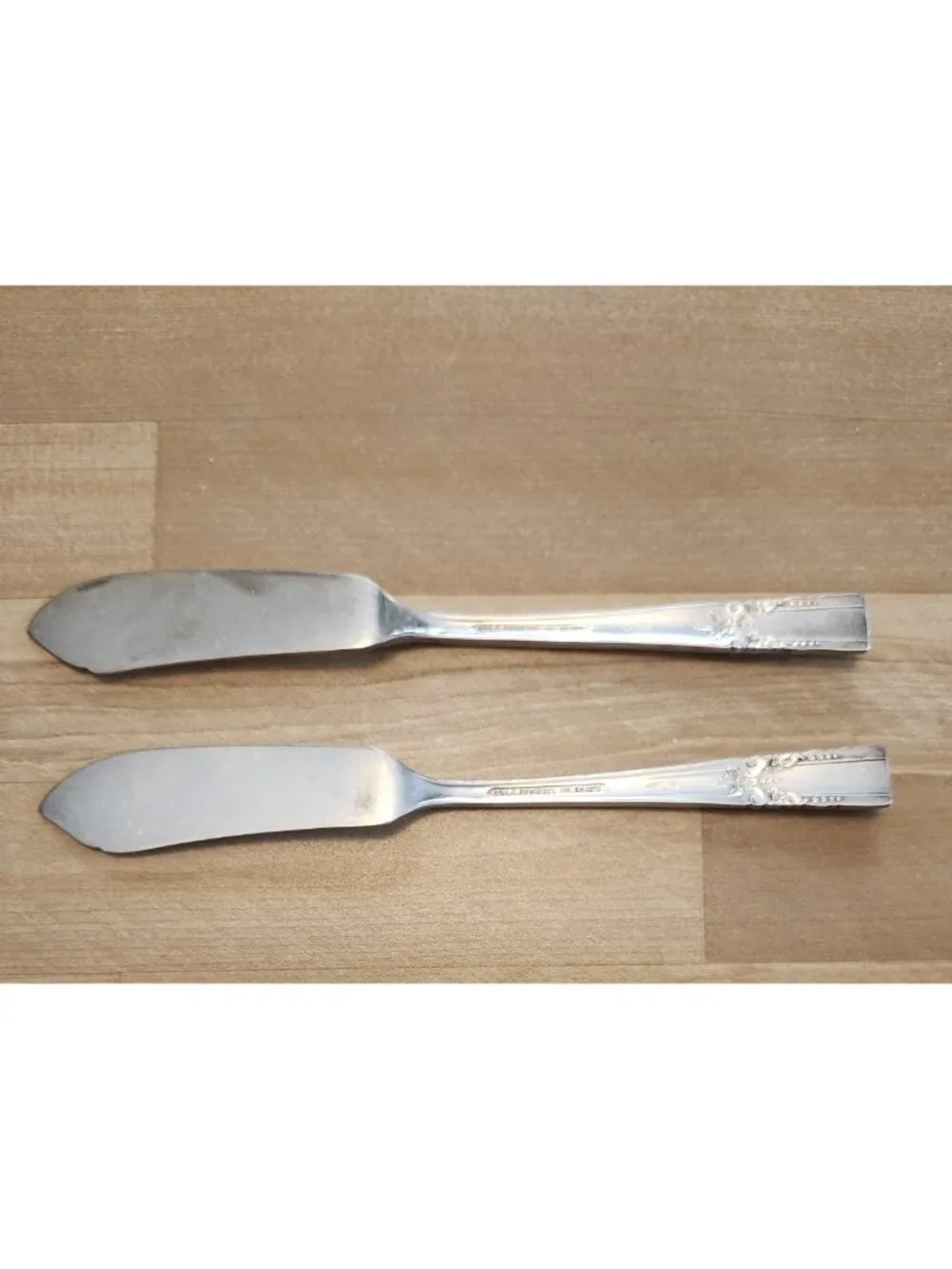 W.M.A. Rogers Oneida Ltd Silverplate Butter Spreader Knives Artistic WMA Knife